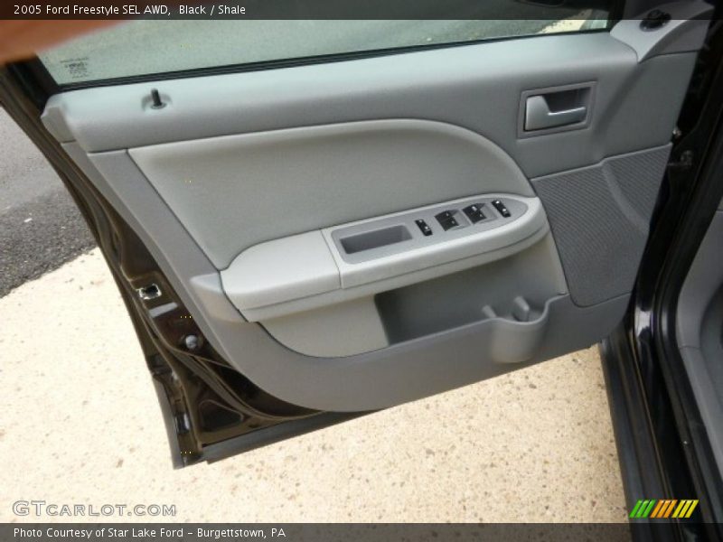 Door Panel of 2005 Freestyle SEL AWD