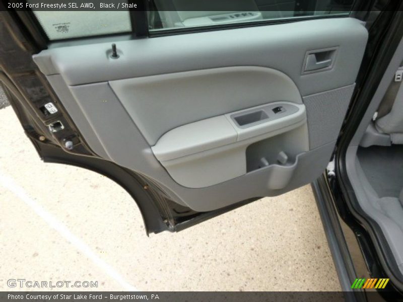Door Panel of 2005 Freestyle SEL AWD