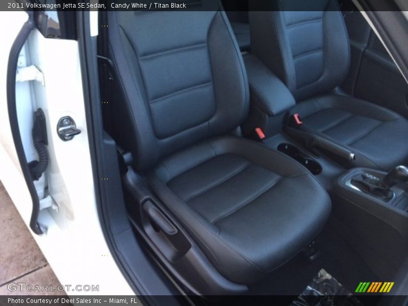 Candy White / Titan Black 2011 Volkswagen Jetta SE Sedan