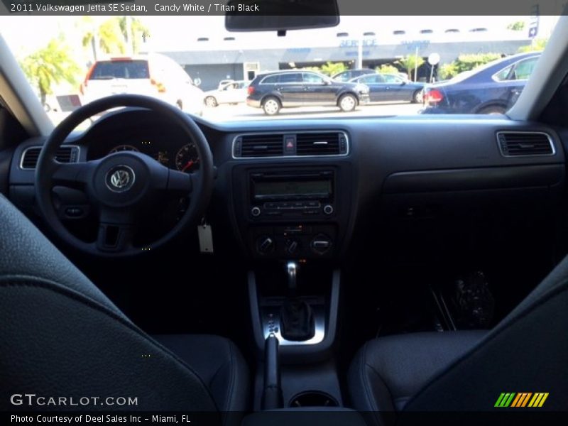 Candy White / Titan Black 2011 Volkswagen Jetta SE Sedan