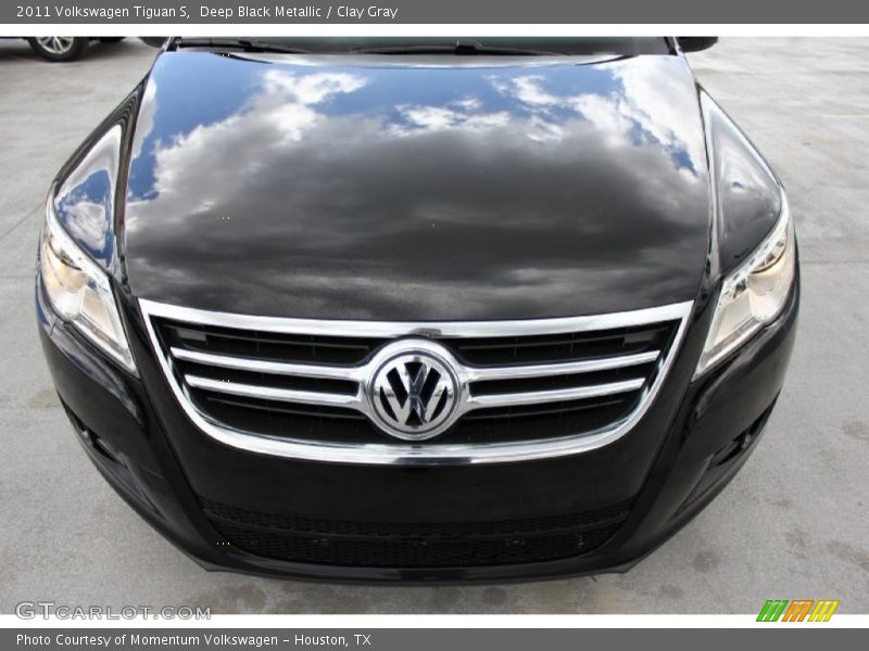 Deep Black Metallic / Clay Gray 2011 Volkswagen Tiguan S