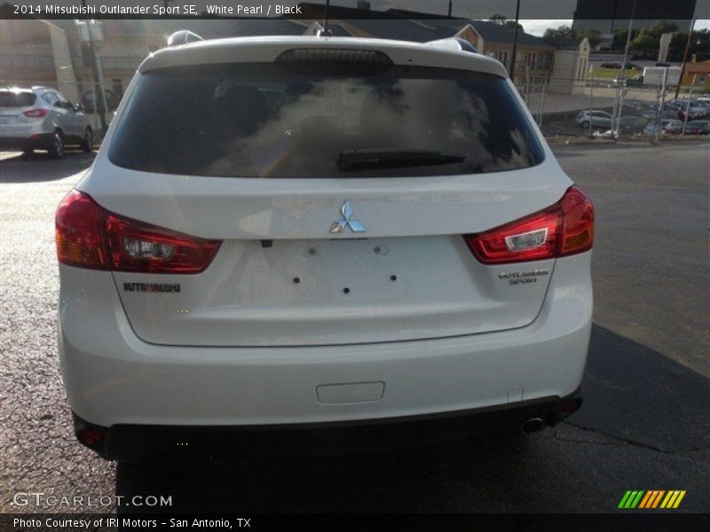 White Pearl / Black 2014 Mitsubishi Outlander Sport SE