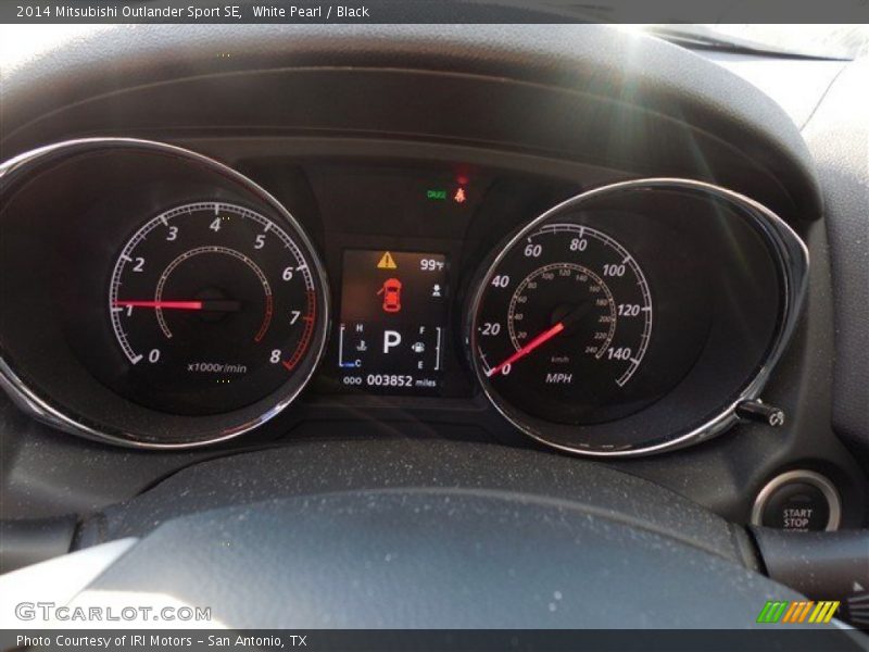 White Pearl / Black 2014 Mitsubishi Outlander Sport SE