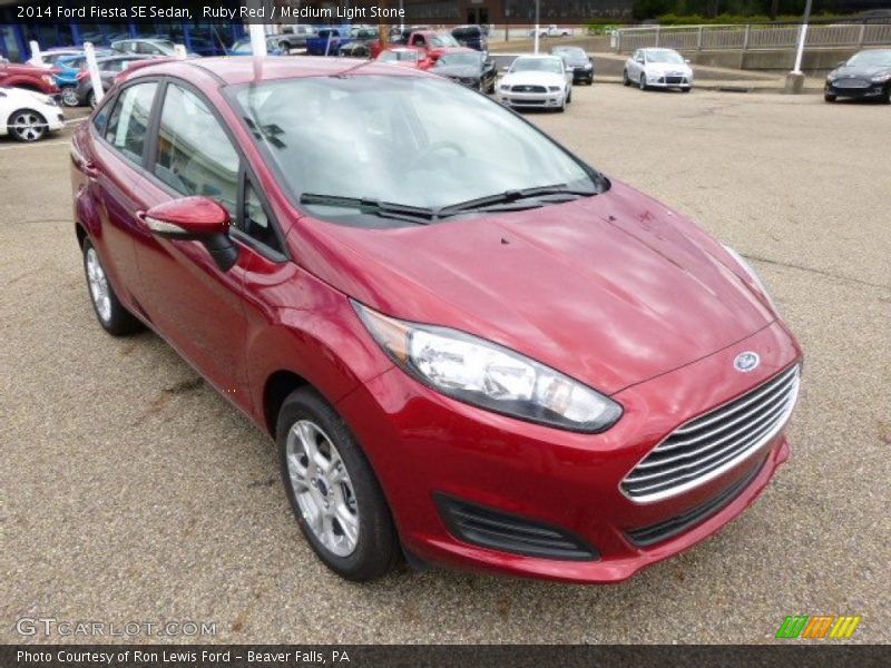 Front 3/4 View of 2014 Fiesta SE Sedan