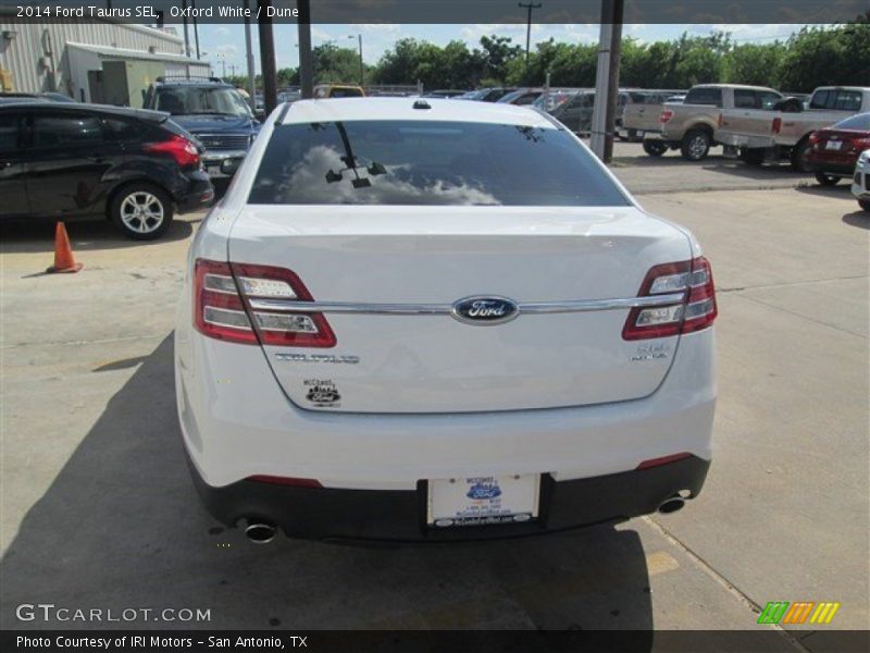 Oxford White / Dune 2014 Ford Taurus SEL