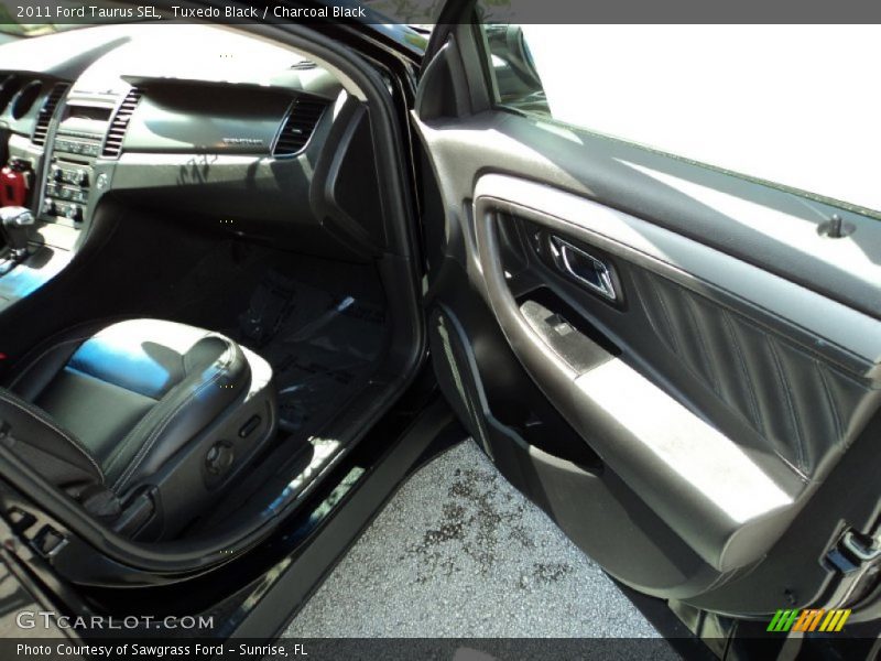 Tuxedo Black / Charcoal Black 2011 Ford Taurus SEL