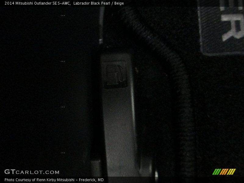 Labrador Black Pearl / Beige 2014 Mitsubishi Outlander SE S-AWC