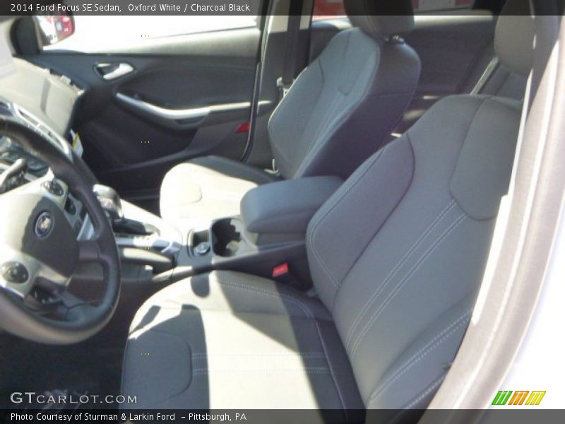 Oxford White / Charcoal Black 2014 Ford Focus SE Sedan