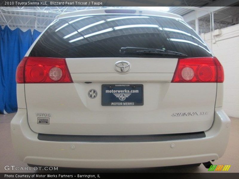 Blizzard Pearl Tricoat / Taupe 2010 Toyota Sienna XLE