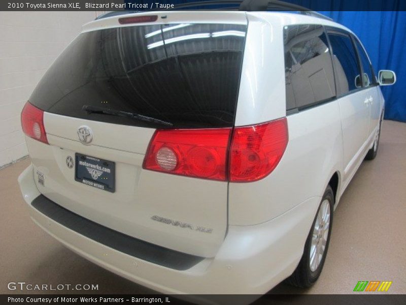 Blizzard Pearl Tricoat / Taupe 2010 Toyota Sienna XLE