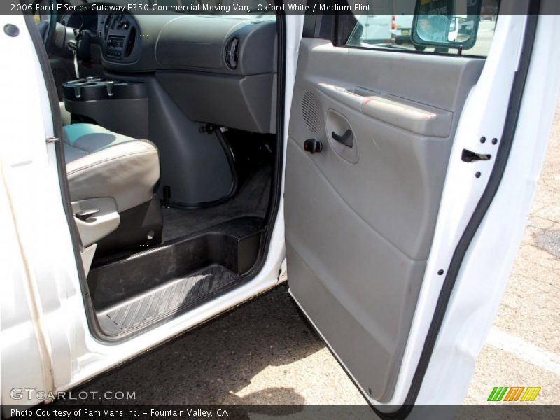 Oxford White / Medium Flint 2006 Ford E Series Cutaway E350 Commercial Moving Van