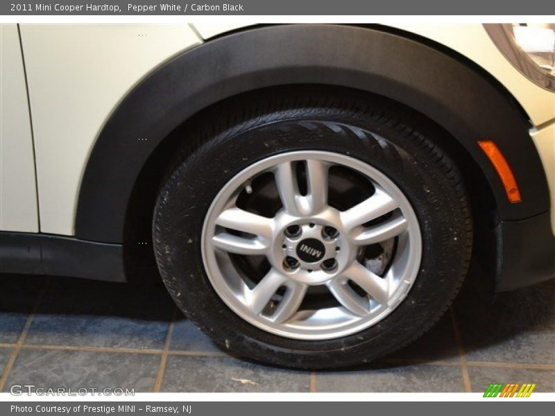 Pepper White / Carbon Black 2011 Mini Cooper Hardtop