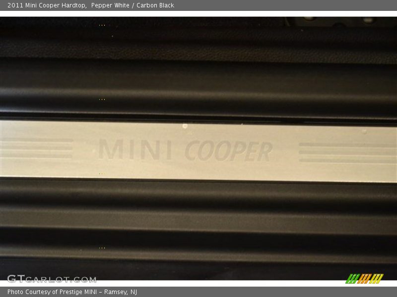 Pepper White / Carbon Black 2011 Mini Cooper Hardtop