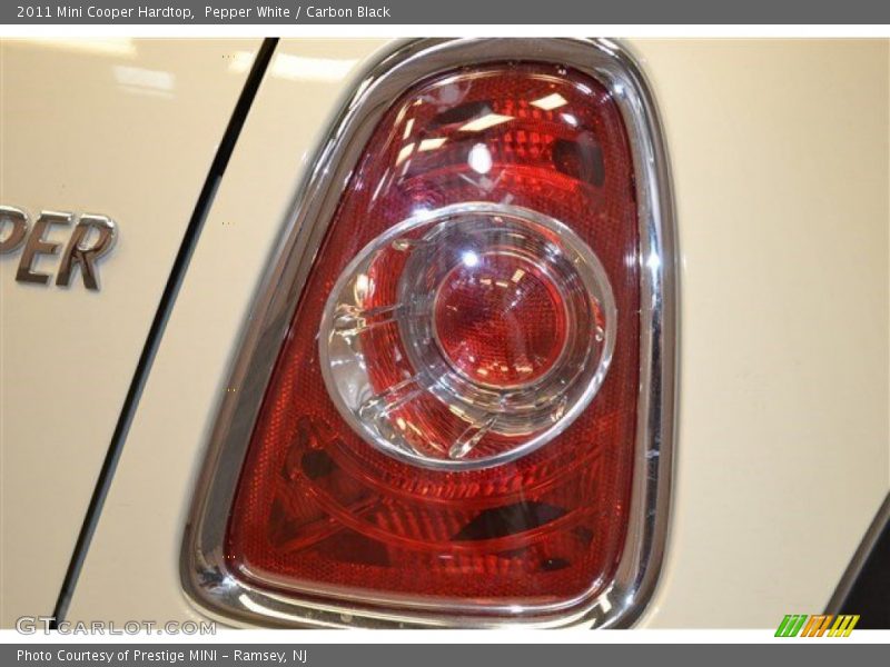 Pepper White / Carbon Black 2011 Mini Cooper Hardtop