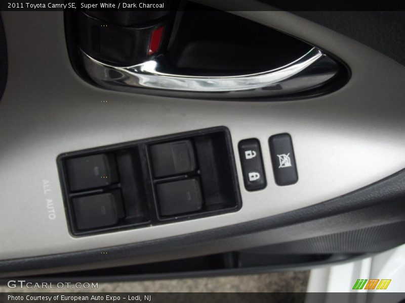 Super White / Dark Charcoal 2011 Toyota Camry SE
