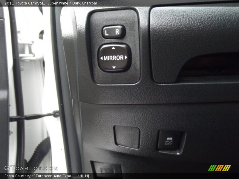 Super White / Dark Charcoal 2011 Toyota Camry SE
