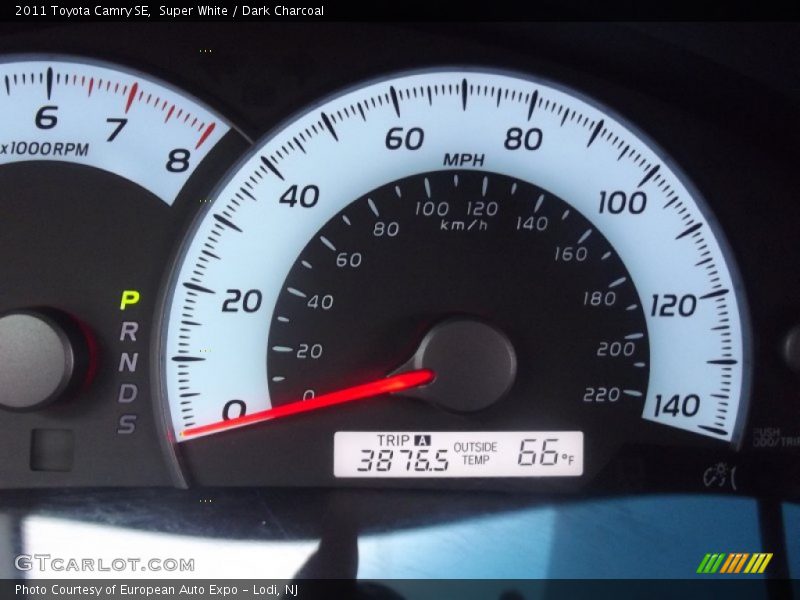Super White / Dark Charcoal 2011 Toyota Camry SE
