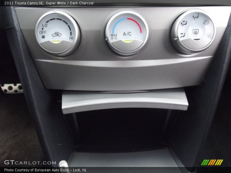 Super White / Dark Charcoal 2011 Toyota Camry SE