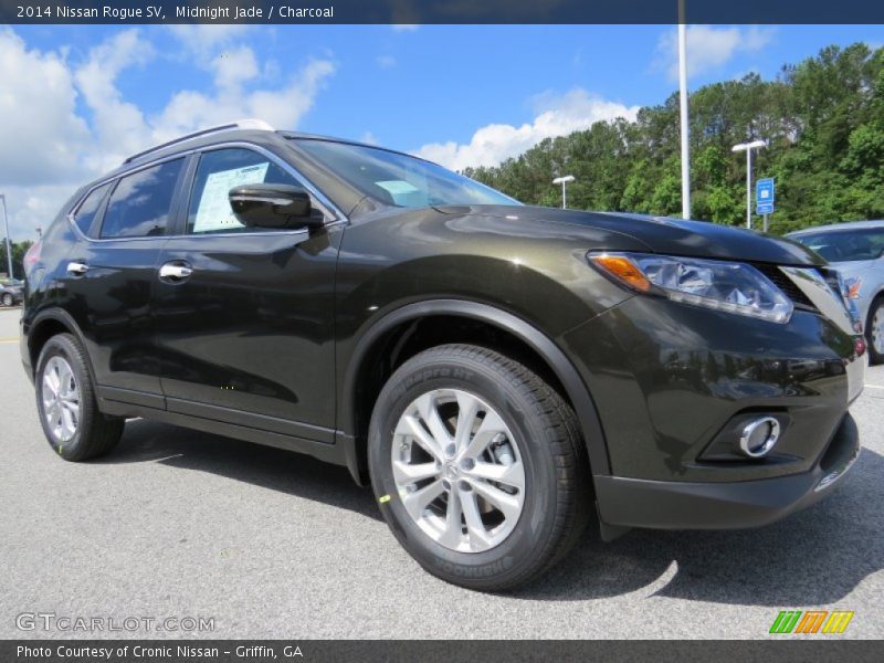 Front 3/4 View of 2014 Rogue SV