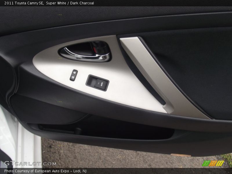 Super White / Dark Charcoal 2011 Toyota Camry SE