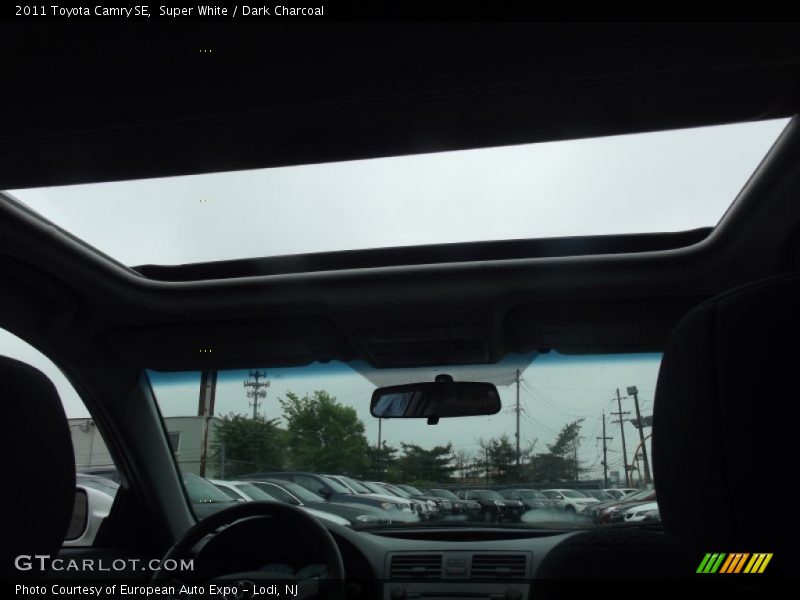 Super White / Dark Charcoal 2011 Toyota Camry SE