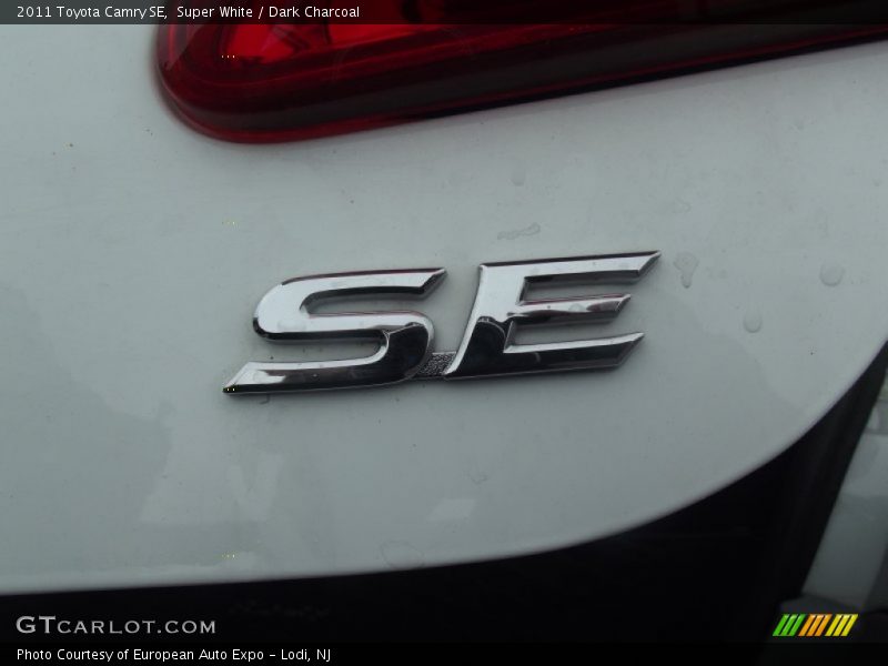 Super White / Dark Charcoal 2011 Toyota Camry SE
