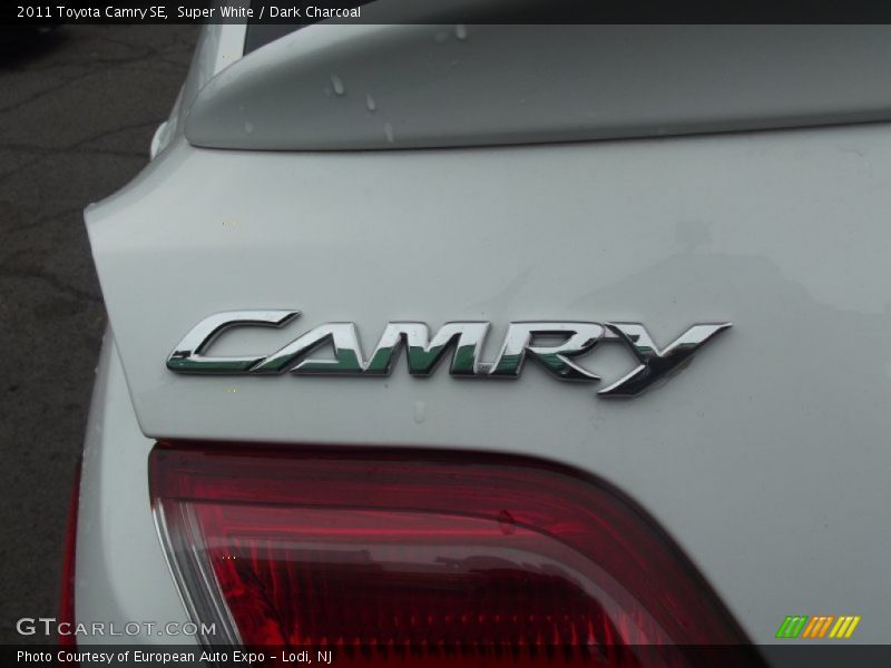 Super White / Dark Charcoal 2011 Toyota Camry SE