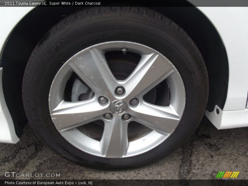 Super White / Dark Charcoal 2011 Toyota Camry SE