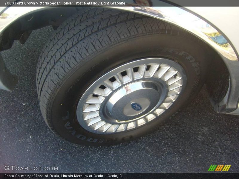 Silver Frost Metallic / Light Graphite 2000 Ford Crown Victoria Sedan