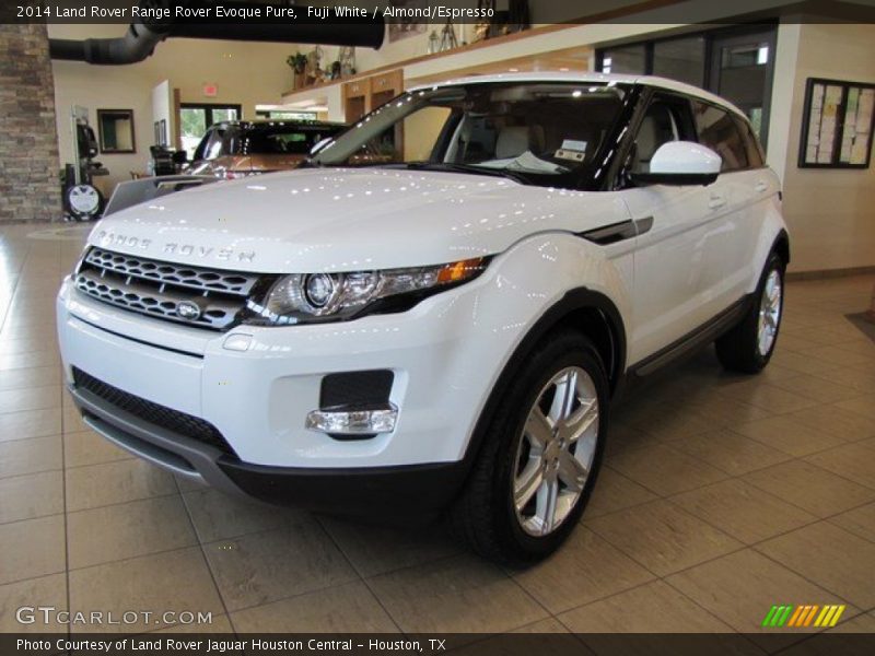 Front 3/4 View of 2014 Range Rover Evoque Pure