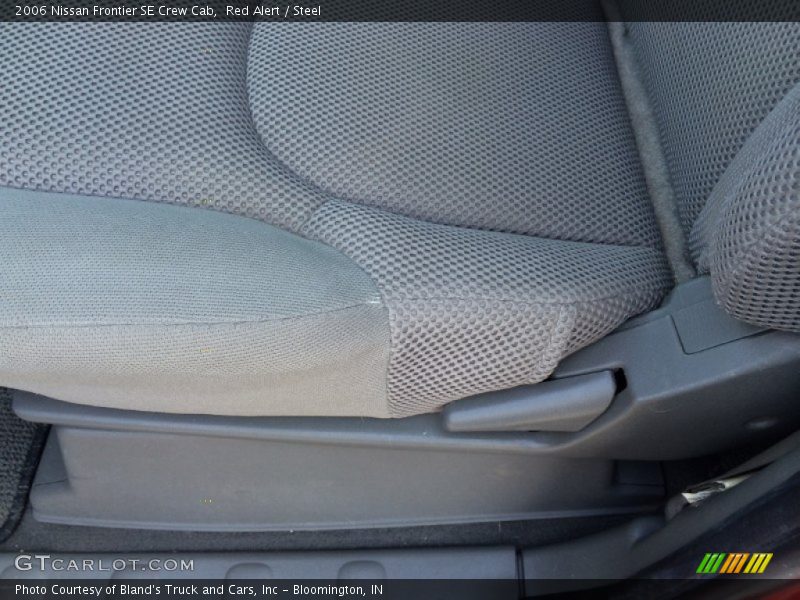 Red Alert / Steel 2006 Nissan Frontier SE Crew Cab