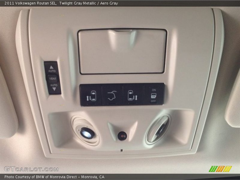 Twilight Gray Metallic / Aero Gray 2011 Volkswagen Routan SEL