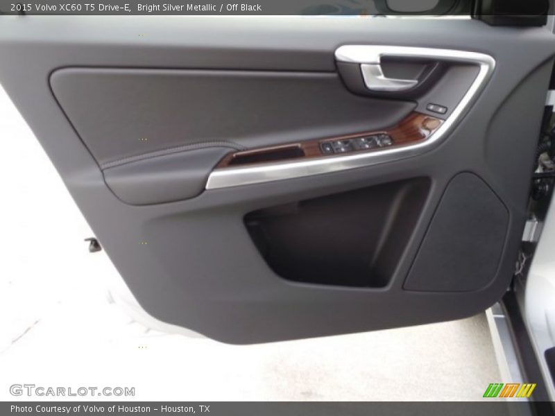 Bright Silver Metallic / Off Black 2015 Volvo XC60 T5 Drive-E