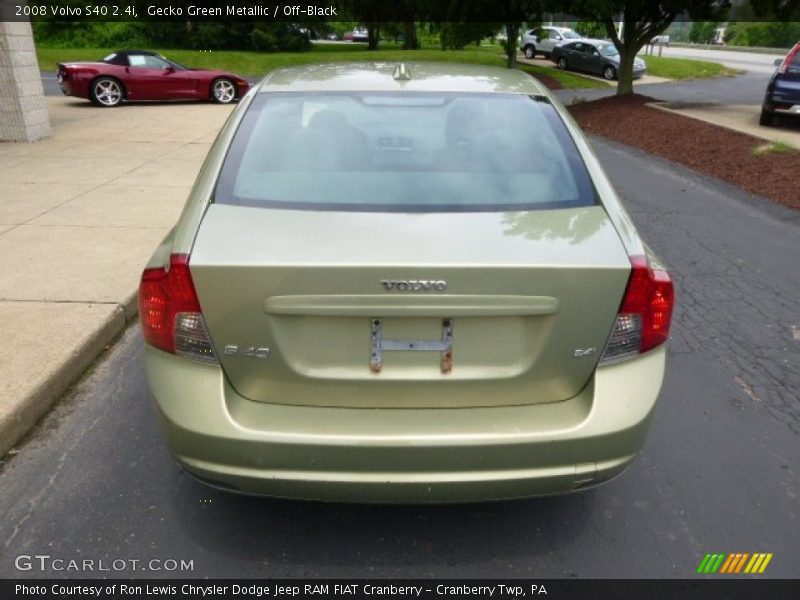 Gecko Green Metallic / Off-Black 2008 Volvo S40 2.4i