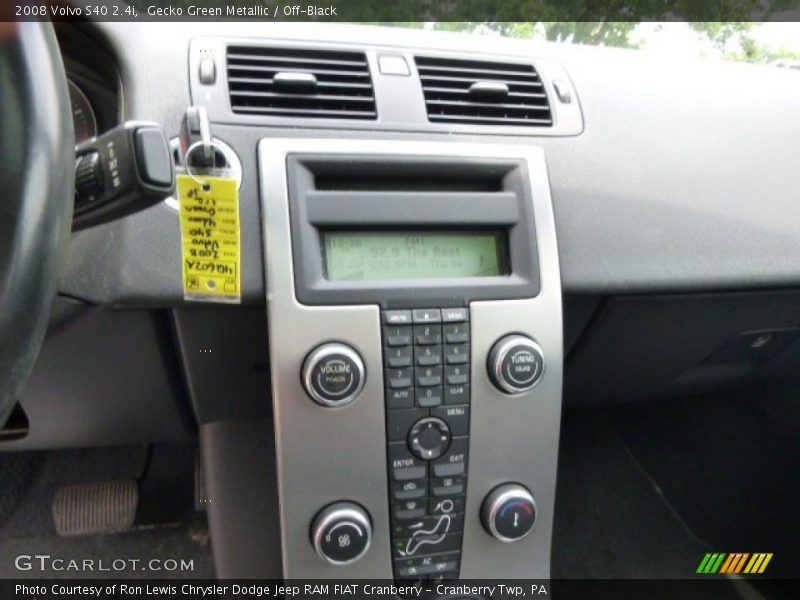 Gecko Green Metallic / Off-Black 2008 Volvo S40 2.4i