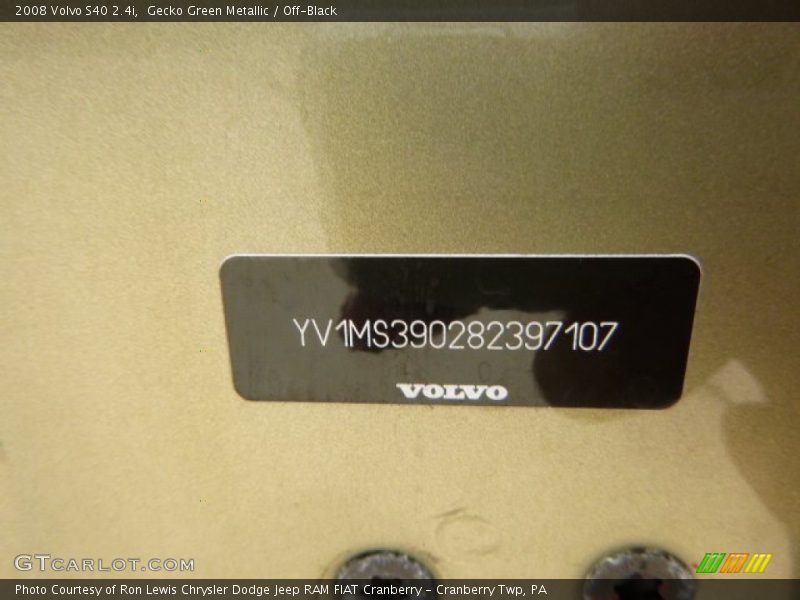 Gecko Green Metallic / Off-Black 2008 Volvo S40 2.4i