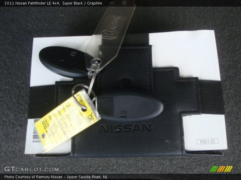 Super Black / Graphite 2011 Nissan Pathfinder LE 4x4