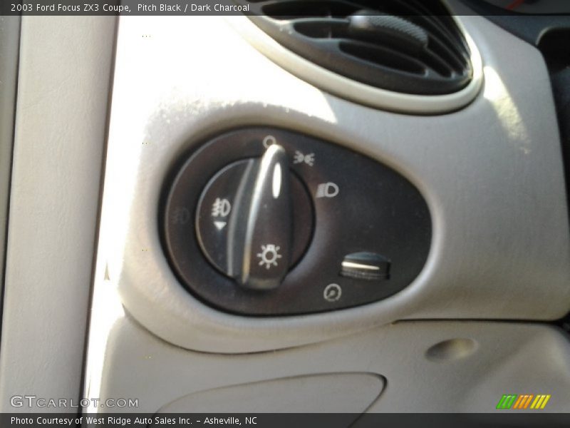 Pitch Black / Dark Charcoal 2003 Ford Focus ZX3 Coupe