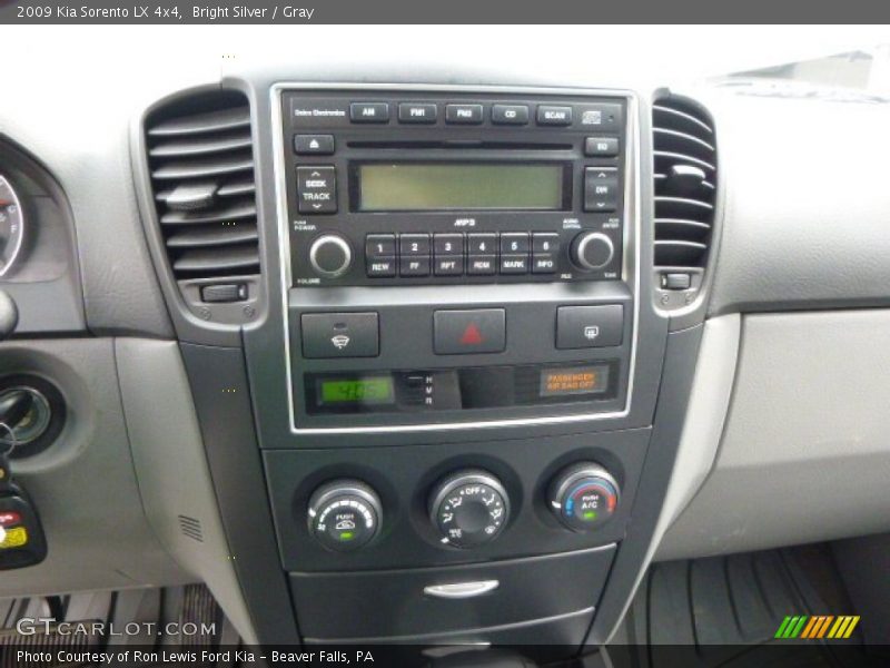 Bright Silver / Gray 2009 Kia Sorento LX 4x4