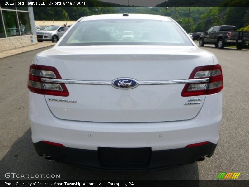 Oxford White / Dune 2013 Ford Taurus SEL