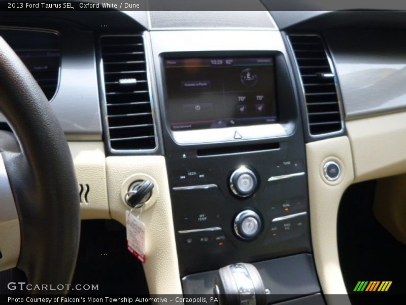 Oxford White / Dune 2013 Ford Taurus SEL