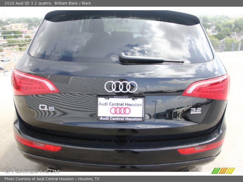 Brilliant Black / Black 2010 Audi Q5 3.2 quattro