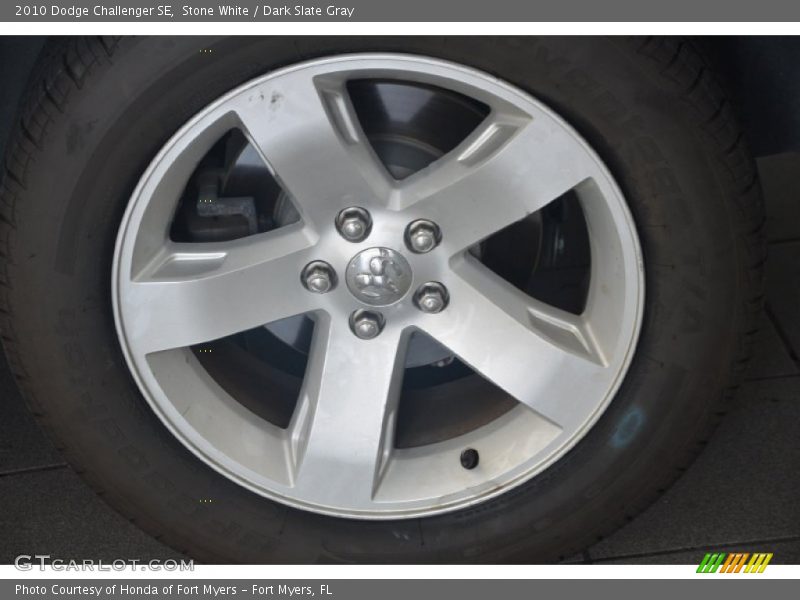 Stone White / Dark Slate Gray 2010 Dodge Challenger SE