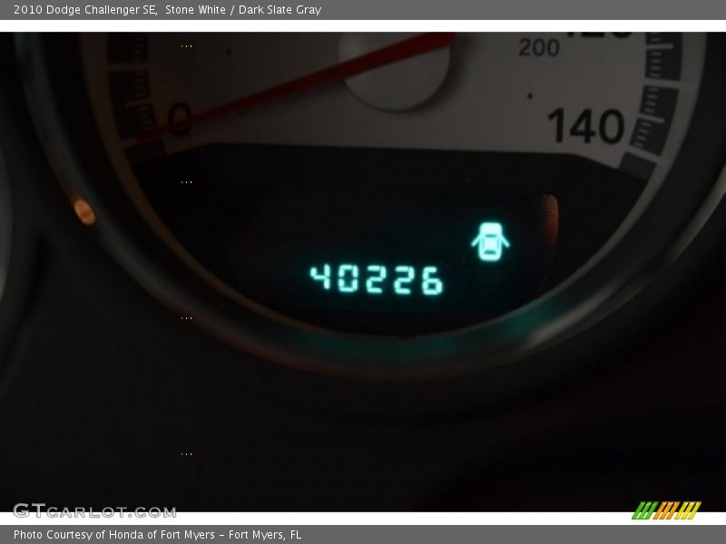 Stone White / Dark Slate Gray 2010 Dodge Challenger SE