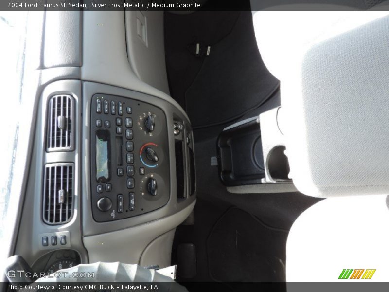 Silver Frost Metallic / Medium Graphite 2004 Ford Taurus SE Sedan