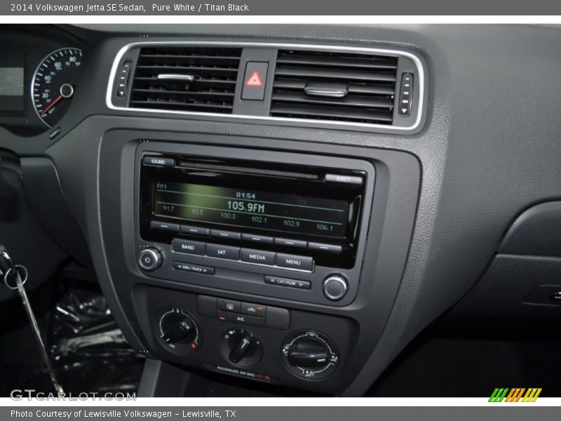 Pure White / Titan Black 2014 Volkswagen Jetta SE Sedan