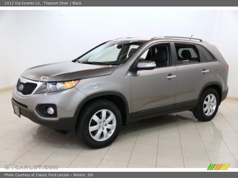 Front 3/4 View of 2013 Sorento LX