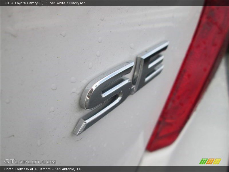 Super White / Black/Ash 2014 Toyota Camry SE
