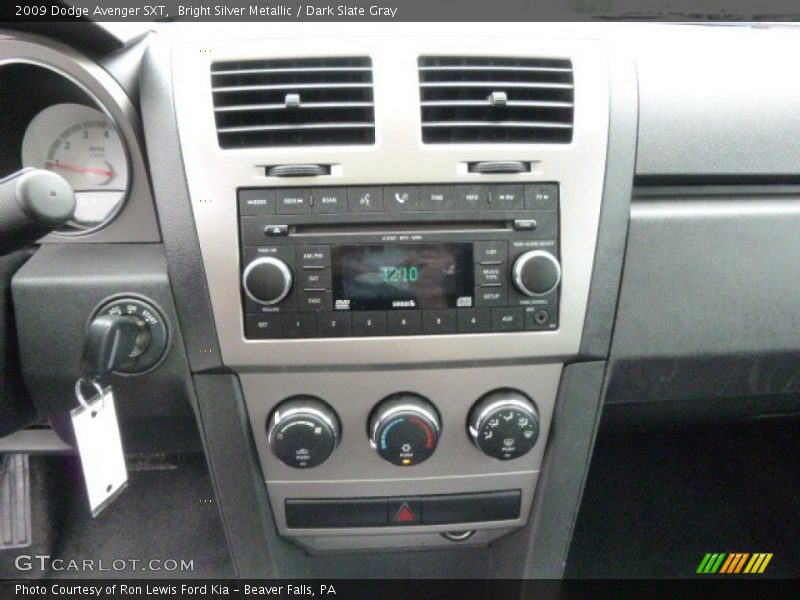 Bright Silver Metallic / Dark Slate Gray 2009 Dodge Avenger SXT