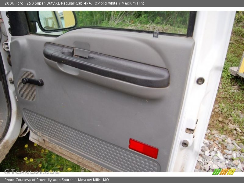 Oxford White / Medium Flint 2006 Ford F250 Super Duty XL Regular Cab 4x4